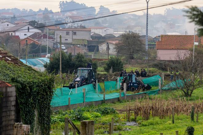 La Policía usa excavadoras para registrar una finca en Vilanova en una nueva operación antidroga en Arousa