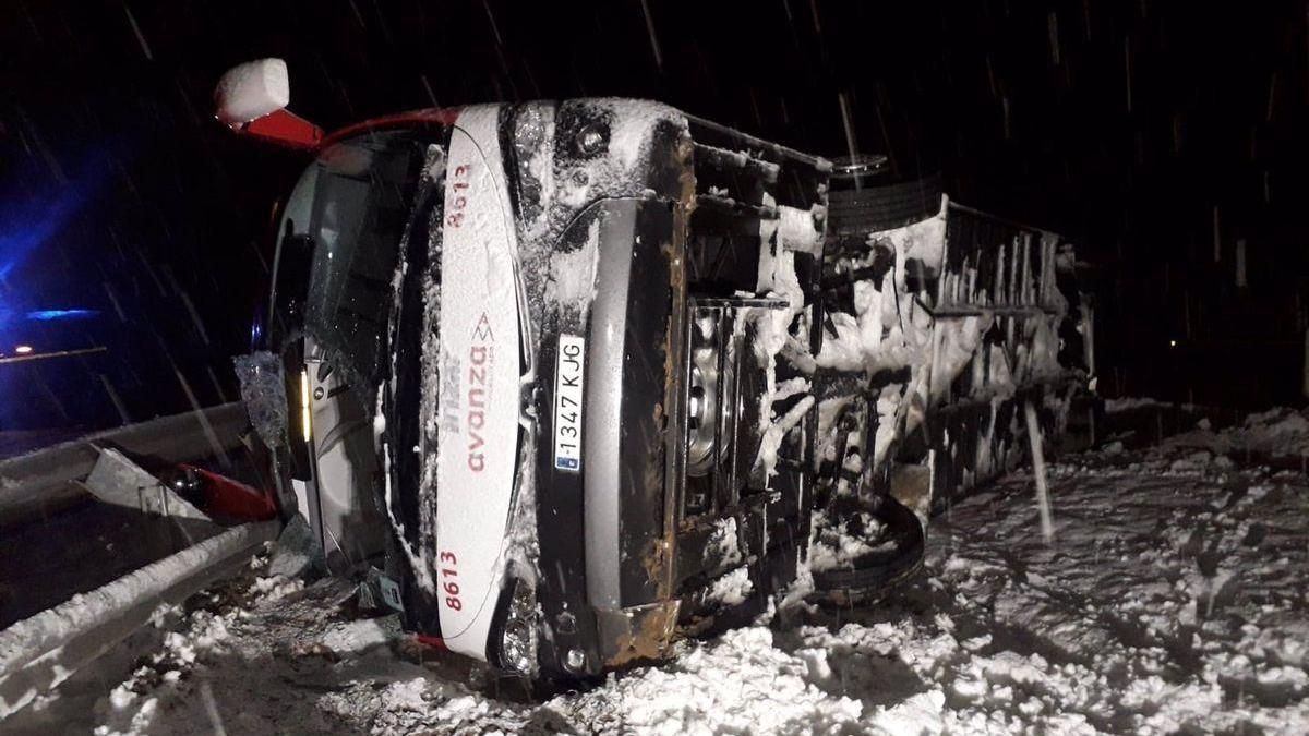 Rescatadas cuatro personas tras volcar un autobús en Zaragoza