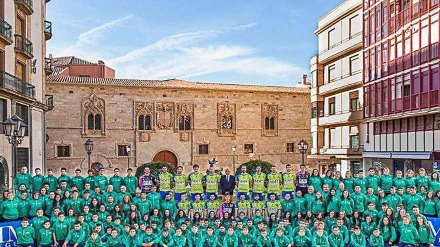 La última foto oficial con el patrocinador que ha acompañado al club en las últimas siete campañas.