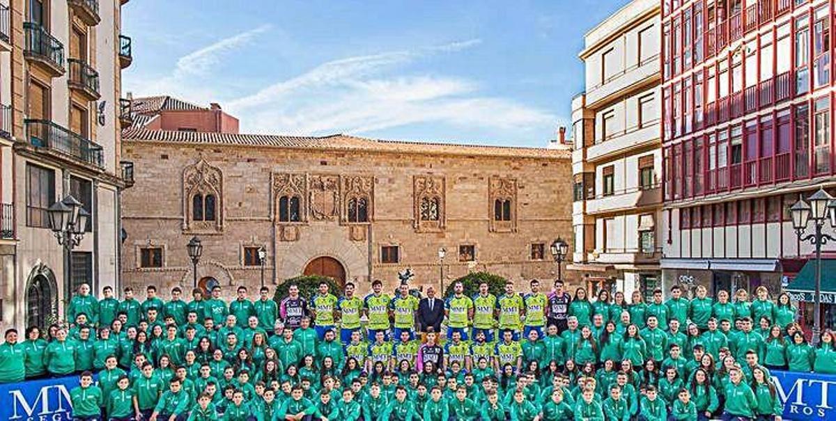 La última foto oficial con el patrocinador que ha acompañado al club en las últimas siete campañas.