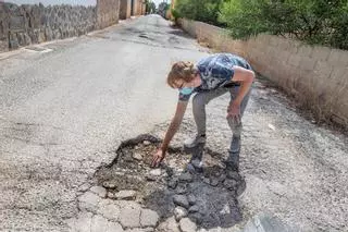 Vecinos de Orihuela Costa reclamarán al Ayuntamiento por daños en sus vehículos ante el mal estado de los viales