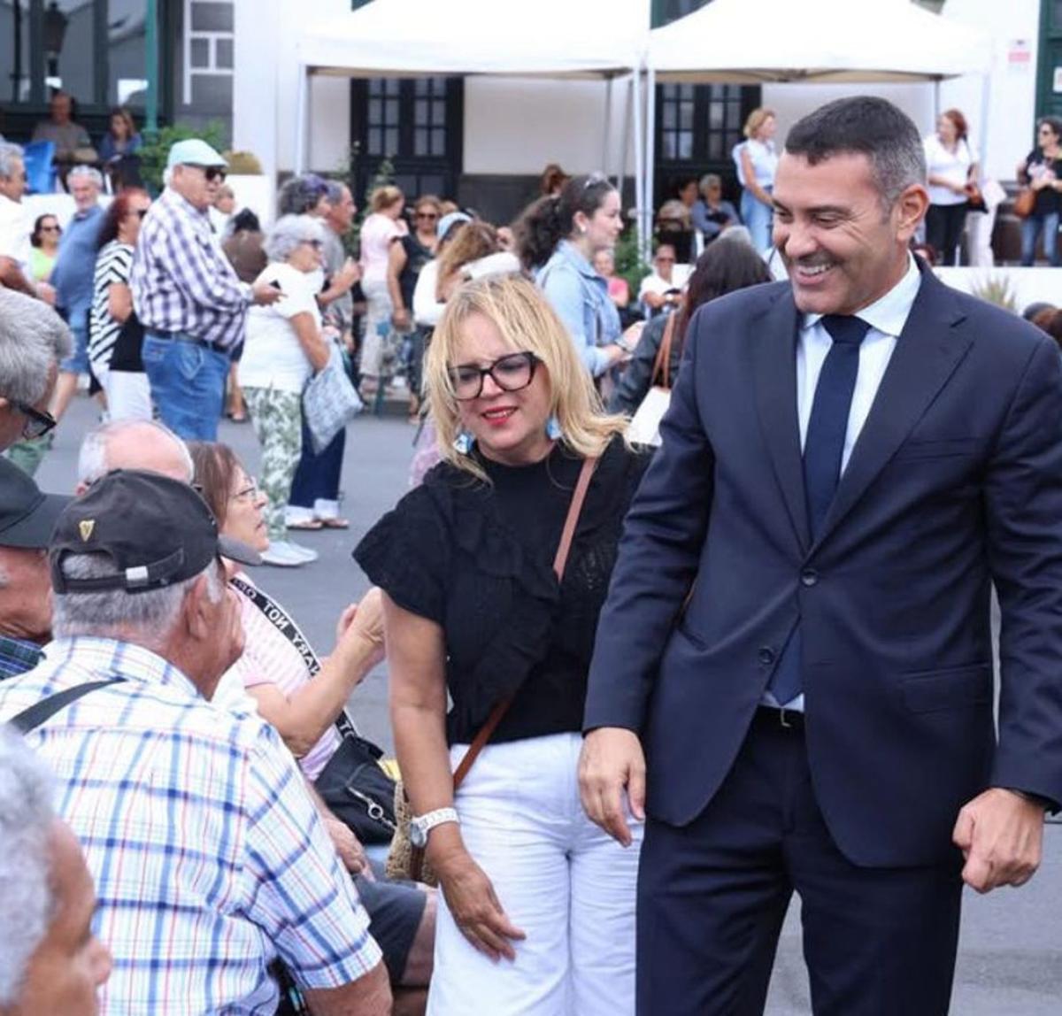 Oswaldo Betancort junto a Nori Machín en un acto con mayores.