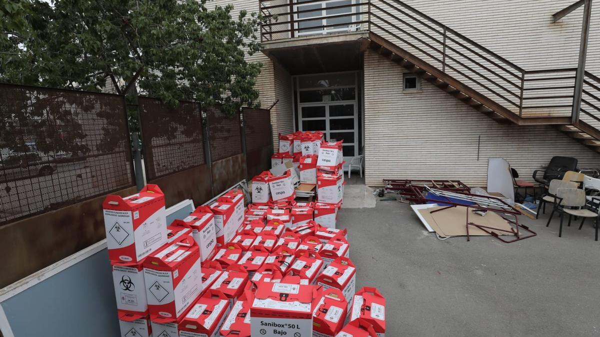 Las cajas con desechos peligrosos almacenadas en el exterior de la residencia de Altabix, en Elche