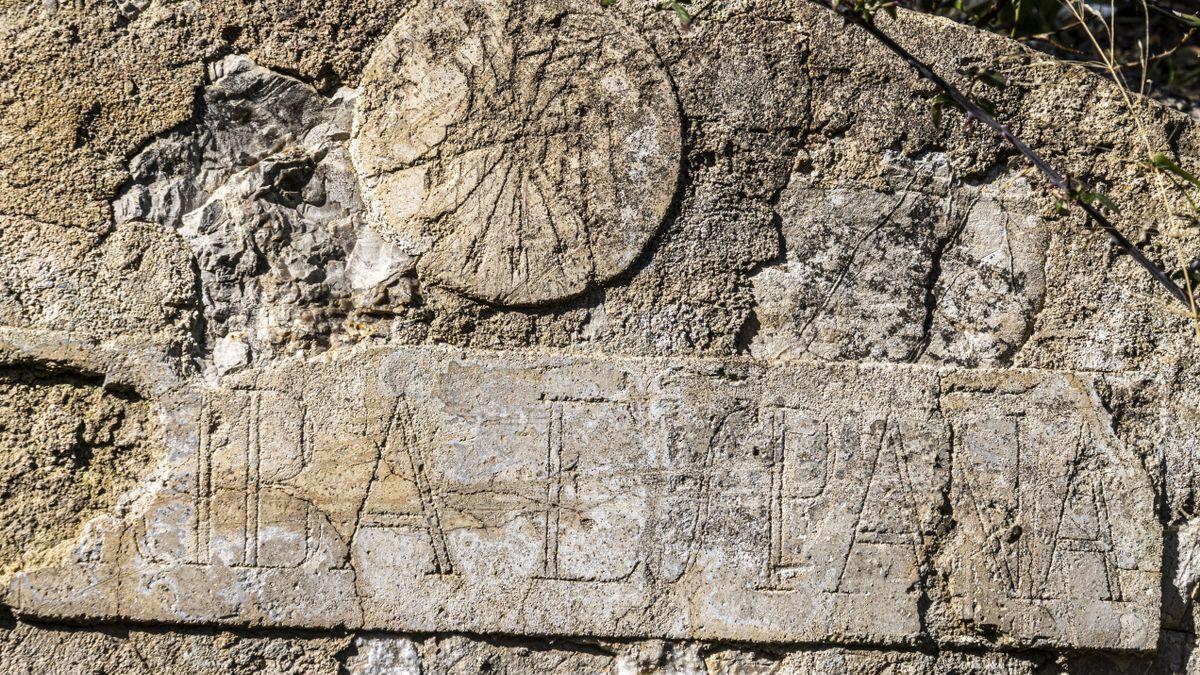 Restos de insignias franquistas en el Camí dels Presos.