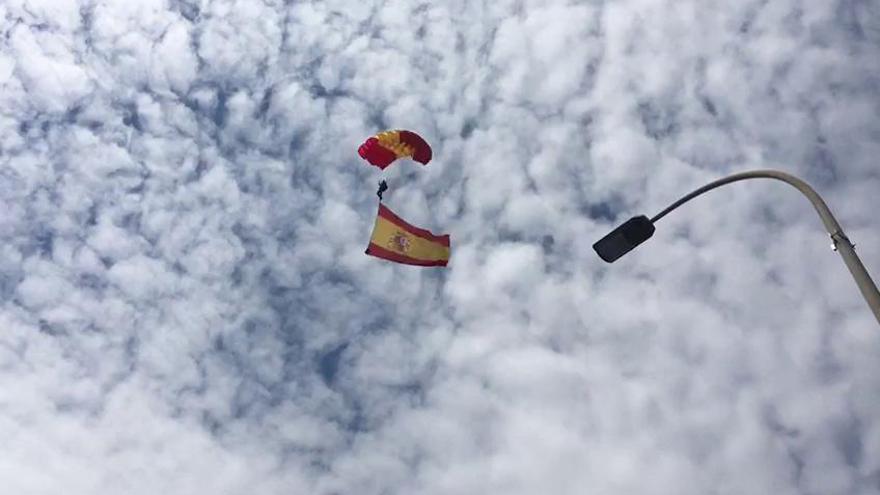 Paracaidismo durante la jura de bandera en Murcia