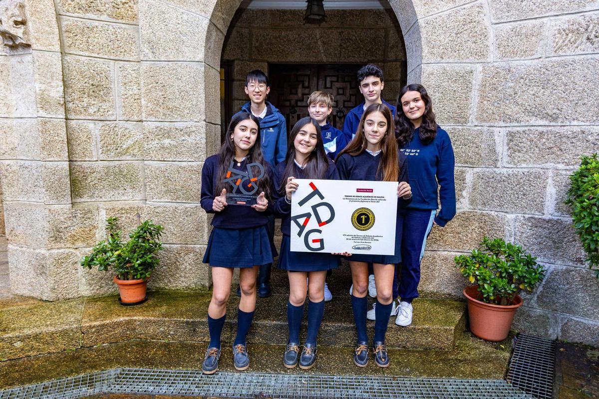 Carlota Gómez, Sara Alonso, Laura Méndez, Vega Rodríguez (ayudante), y en segunda fila, Ji Xiang, Matías Ungureanu y Miguel Herrador, alumnos del colegio San José de Cluny, participaron en el VIIITDAG 2026.