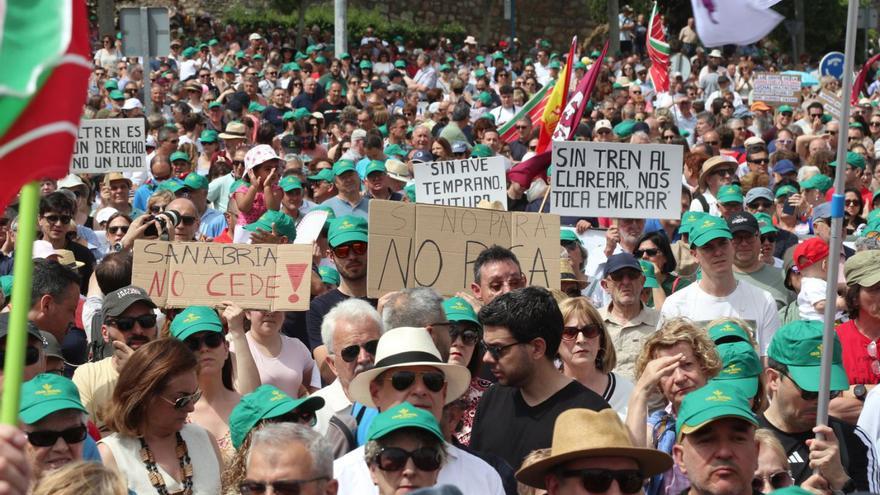 Manifestación en favor de las paradas del tren en Sanabria.