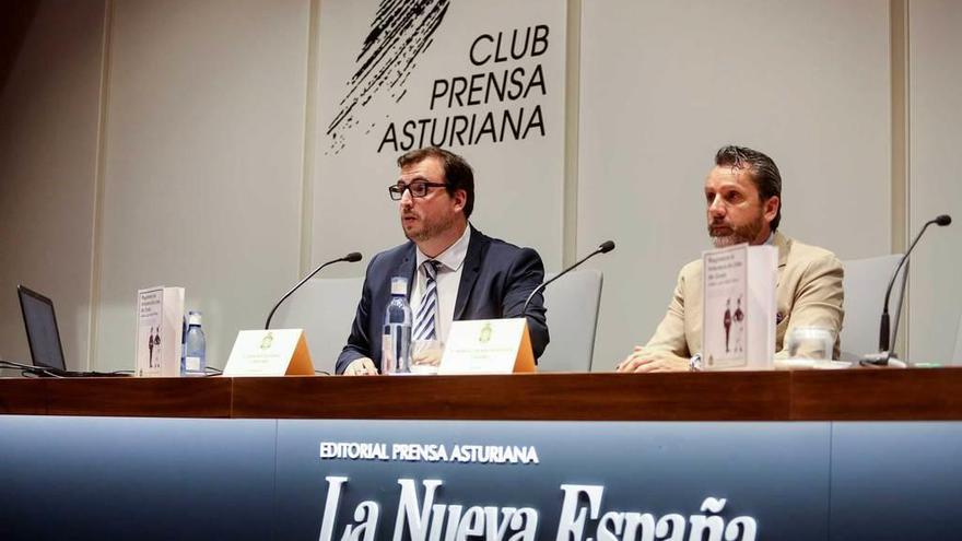 Por la izquierda, Juan José Escudero y Manuel Ruiz de Bucesta, ayer, durante el acto celebrado en el Club Prensa Asturiana de LA NUEVA ESPAÑA.