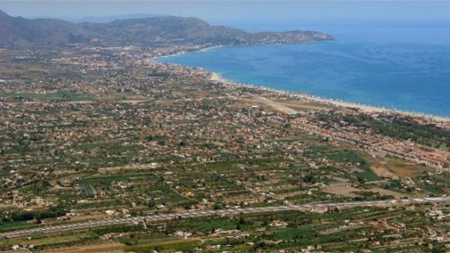 Panorámica de las decenas de viviendas levantadas en la zona de la Marjaleria de Castelló con los apartamentos al fondo del municipio de Benicàssim.