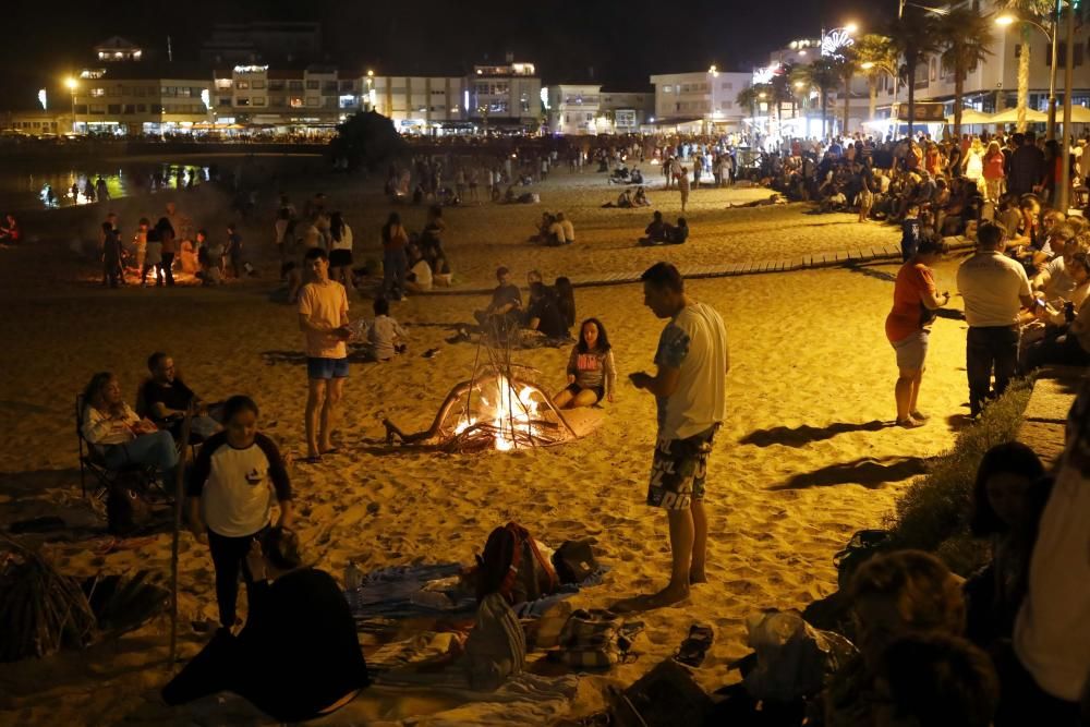 Cientos de personas acuden un año más al arenal de Nigrán para celebrar el inicio del verano entre fuego y diversión.