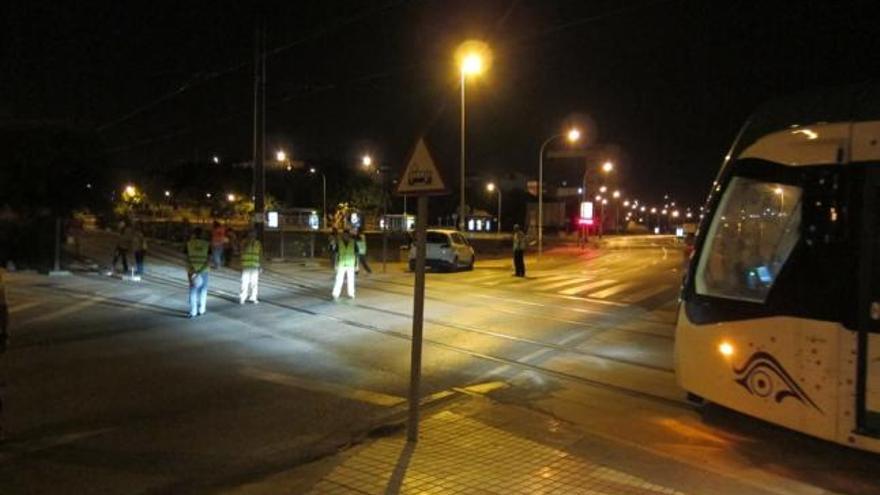La unidad se dispone a atravesar un cruce hacia el Campus de Teatinos.