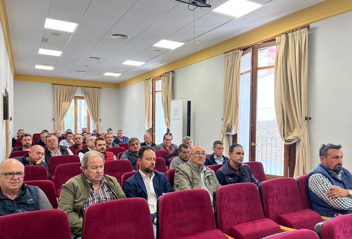 El salón de actos de la sede de los regantes, abarrotado, de agricultores durante la reunión.