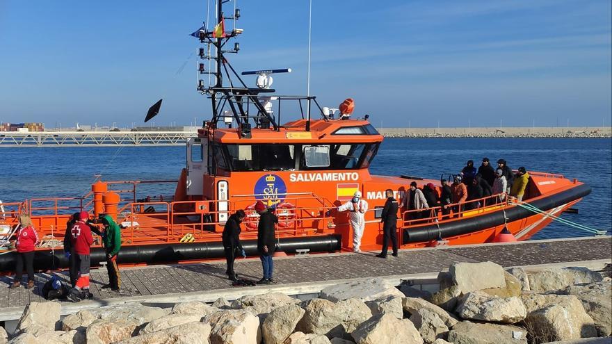 Más de una treintenta de migrantes llegan a Alicante en patera durante la madrugada del sábado