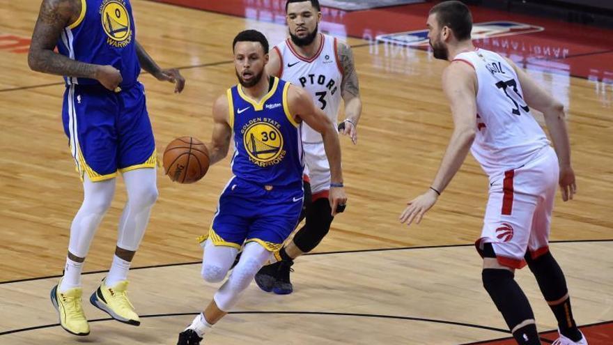 Los Warriors ganan a los Raptors y mantienen viva la final