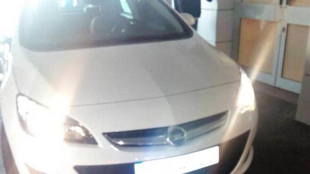 La eurodiputada Ángela Vallina y su marido, Basilio G., ayer, estacionados en el área de Urgencias.