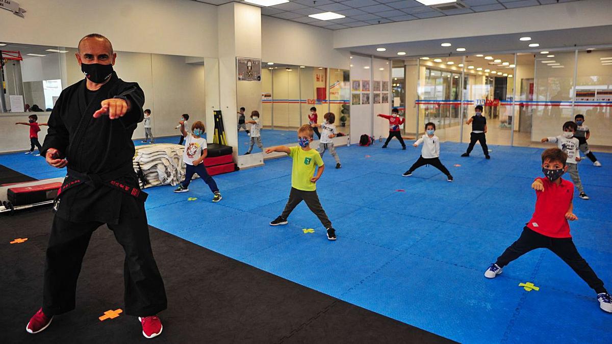 Mario Hermo en una clase de kenpo reducida por protocolo a solo nueve alumnos.  | // I. ABELLA