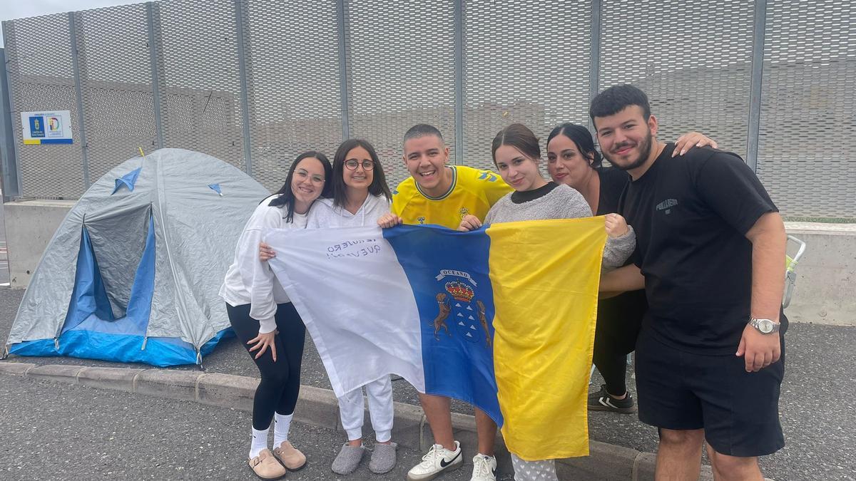 Los fans de Quevedo acampando para coger el mejor sitio durante el concierto de mañana.