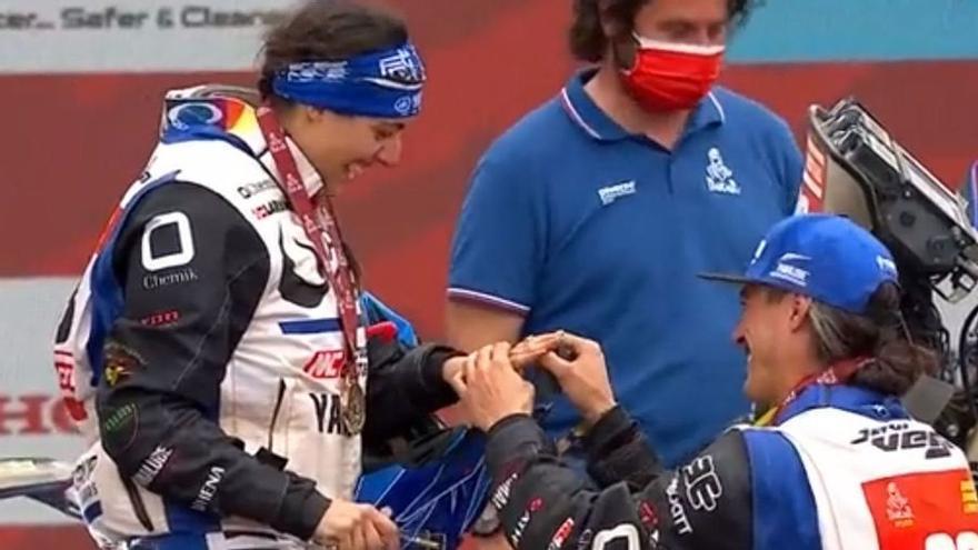 El momento más emotivo del Dakar: Javi Vega le pide matrimonio a Sara García en el podio