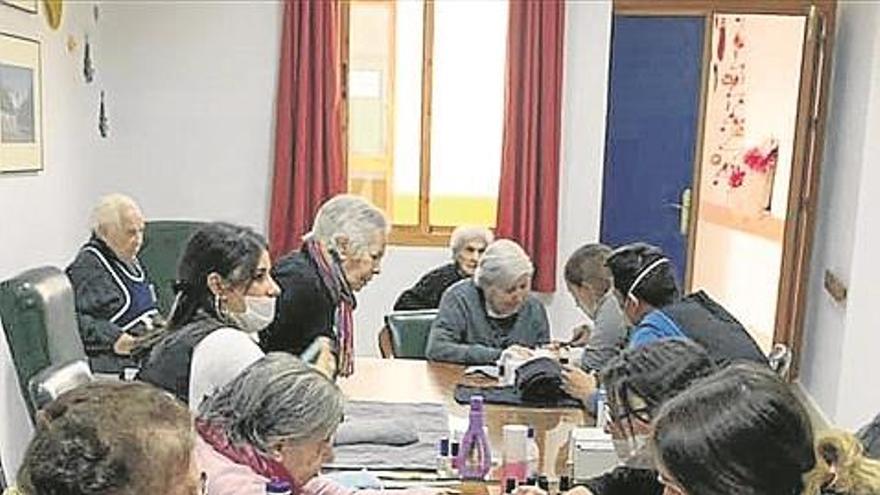 Trabajos solidarios de estética DE ALUMNOS DEL IES MARIO LÓPEZ PARa los ancianos de Bujalance