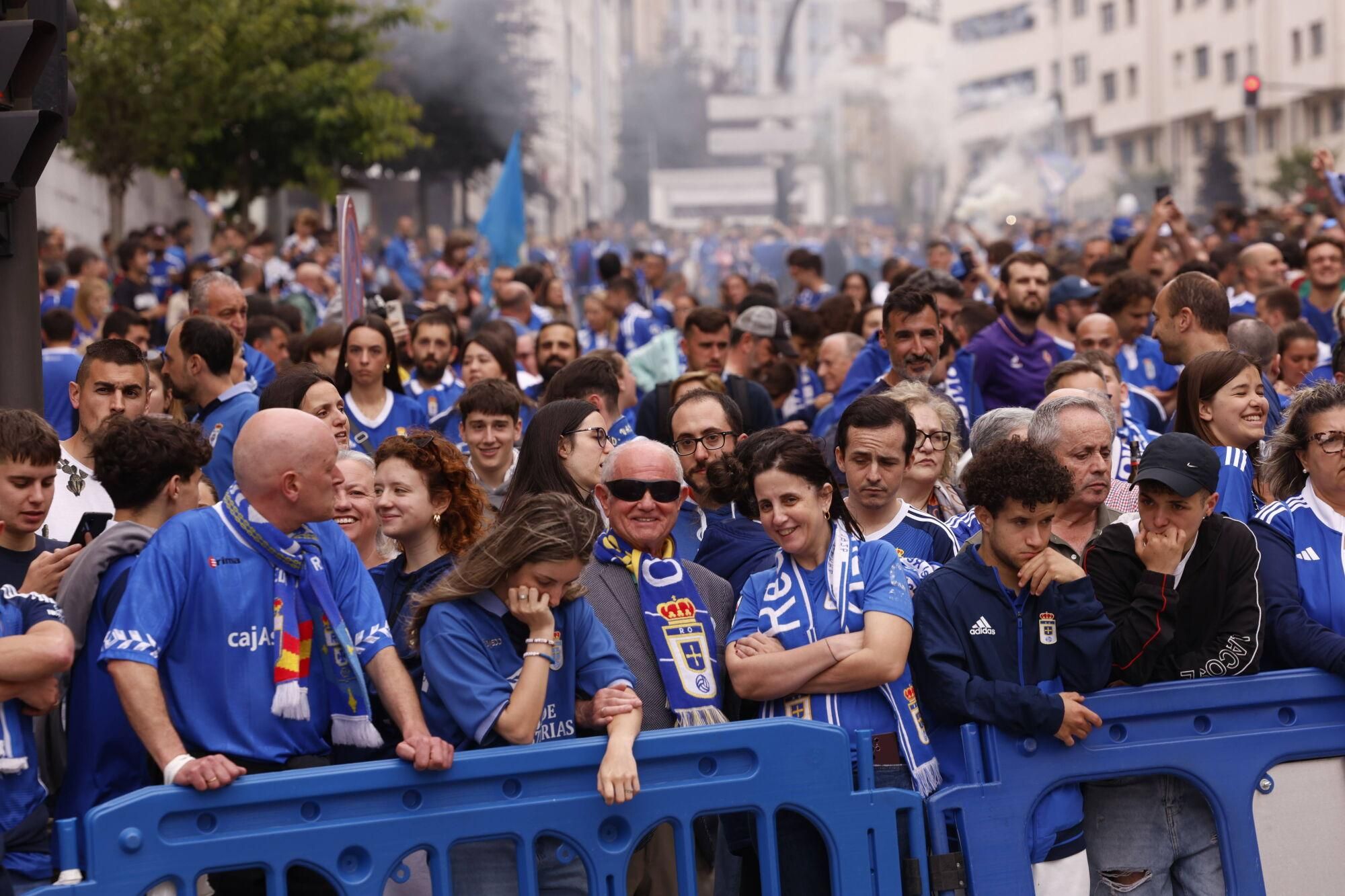 EN IMÁGENES: Espectacular recibimiento de la afición del Oviedo a su equipo antes de la vuelta por el ascenso contra el Almería