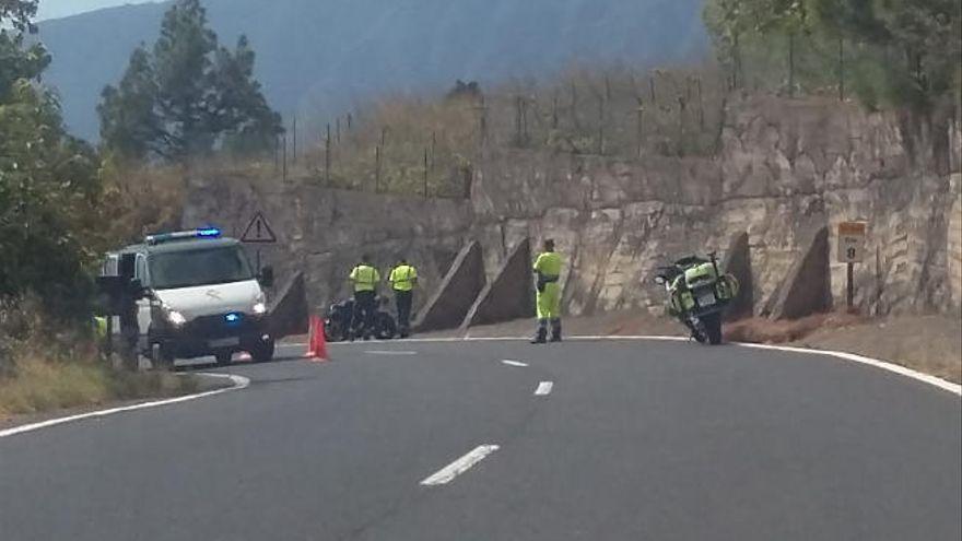 Intervención de la Guardia Civil en un accidente anterior en la conocida como Subida de Los Loros.