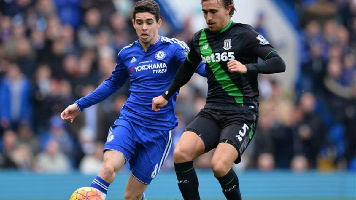 tandreuchelsea s brazilian midfielder oscar  l  vies with160831134949