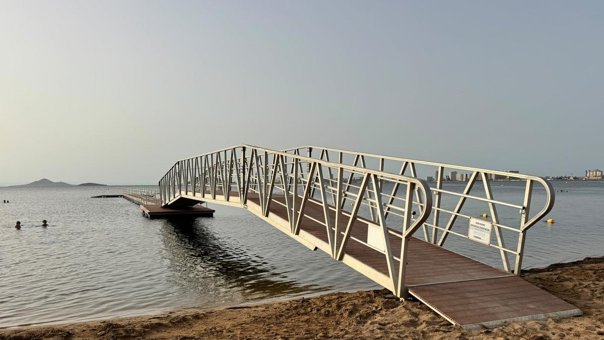 Pasarela al Mar Menor instalada por el Ayuntamiento de Cartagena en Playa Honda