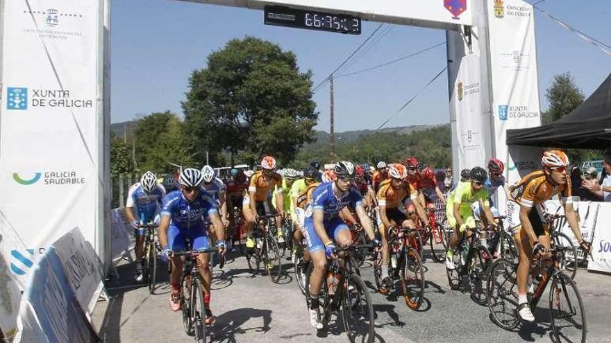 Los corredores toman la salida en el área termal de Barbantes. // J. R.