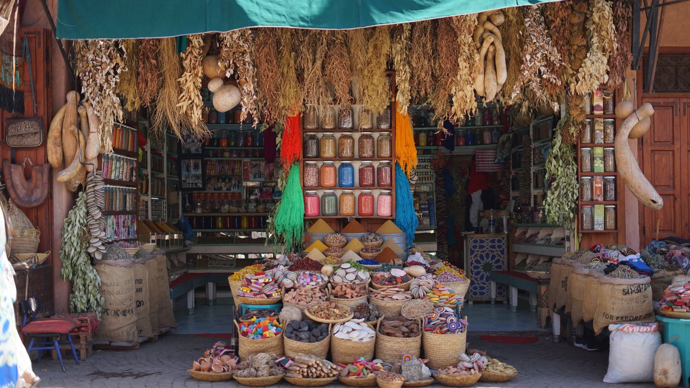 Tienda de especiasen el zoco de Marrakech, Marruecos