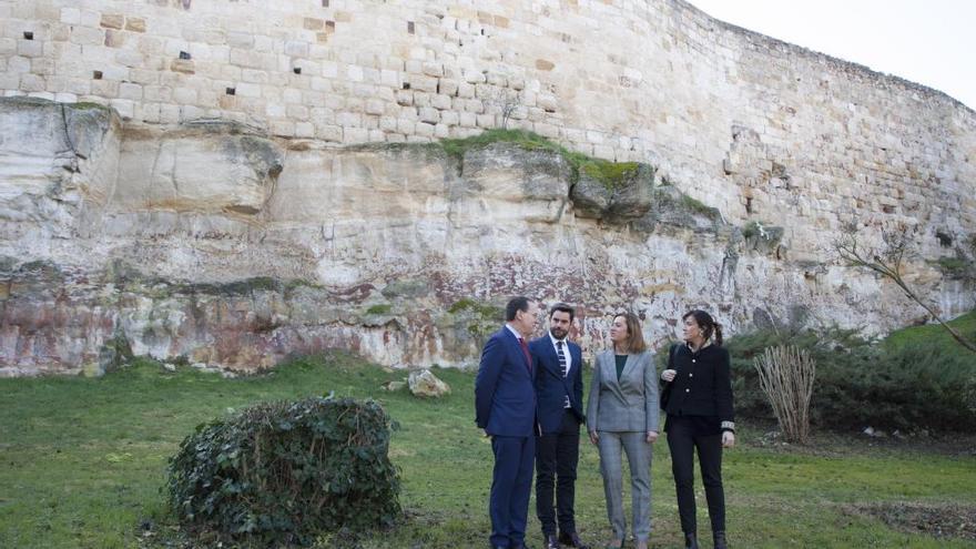 Barcones, durante su visita a la muralla en campaña electoral.