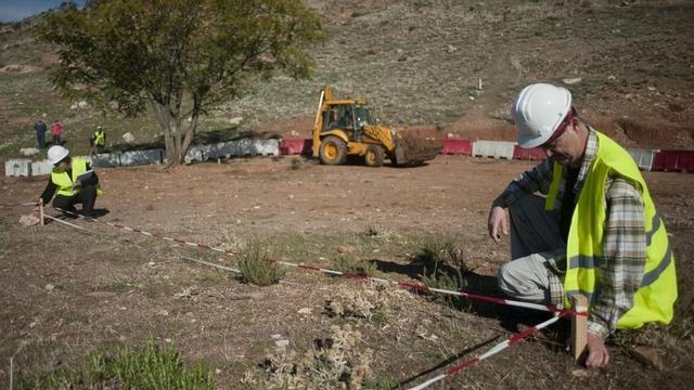 Técnicos inspeccionando el terreno donde se supone podría estar la fosa de García Lorca, el pasado noviembre.