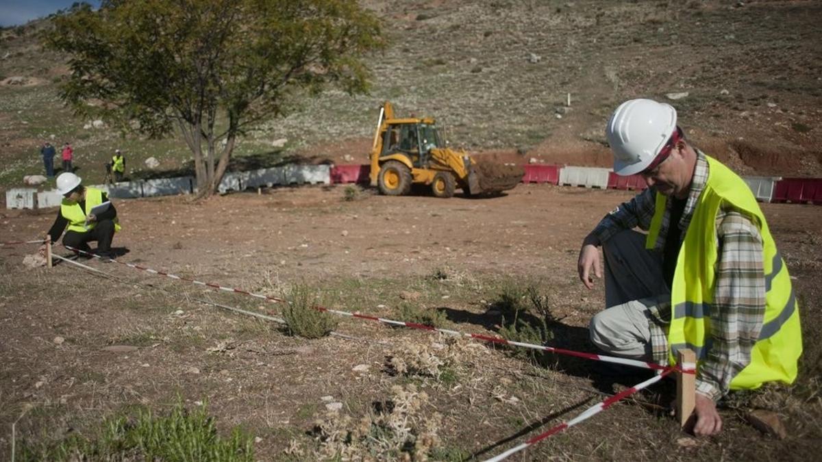 Técnicos inspeccionando el terreno donde se supone podría estar la fosa de García Lorca, el pasado noviembre.