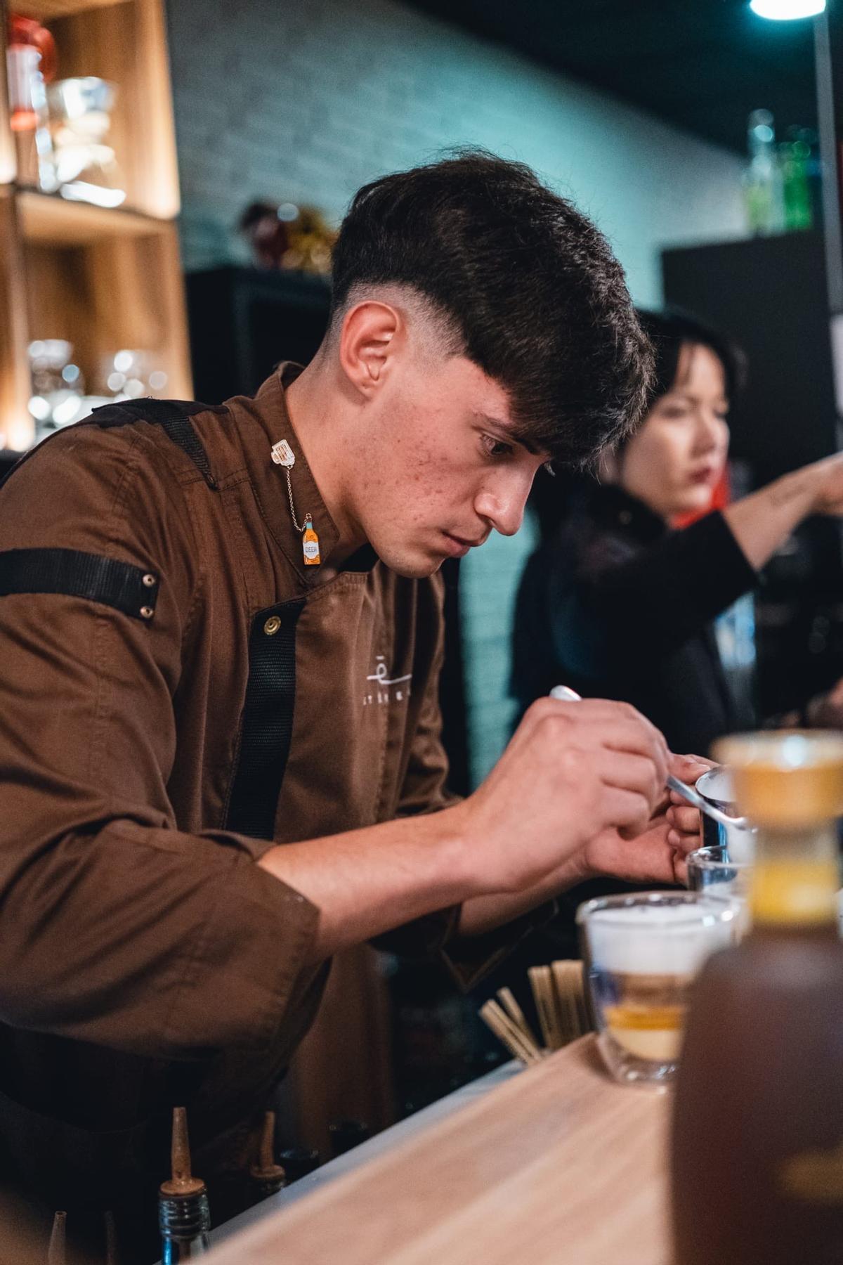 Carlos, tras la barra de Etéreo.