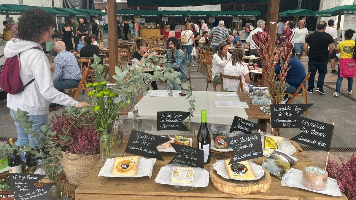 Cangas de Onís celebra su XVIII Feria Regional de Quesos con éxito de