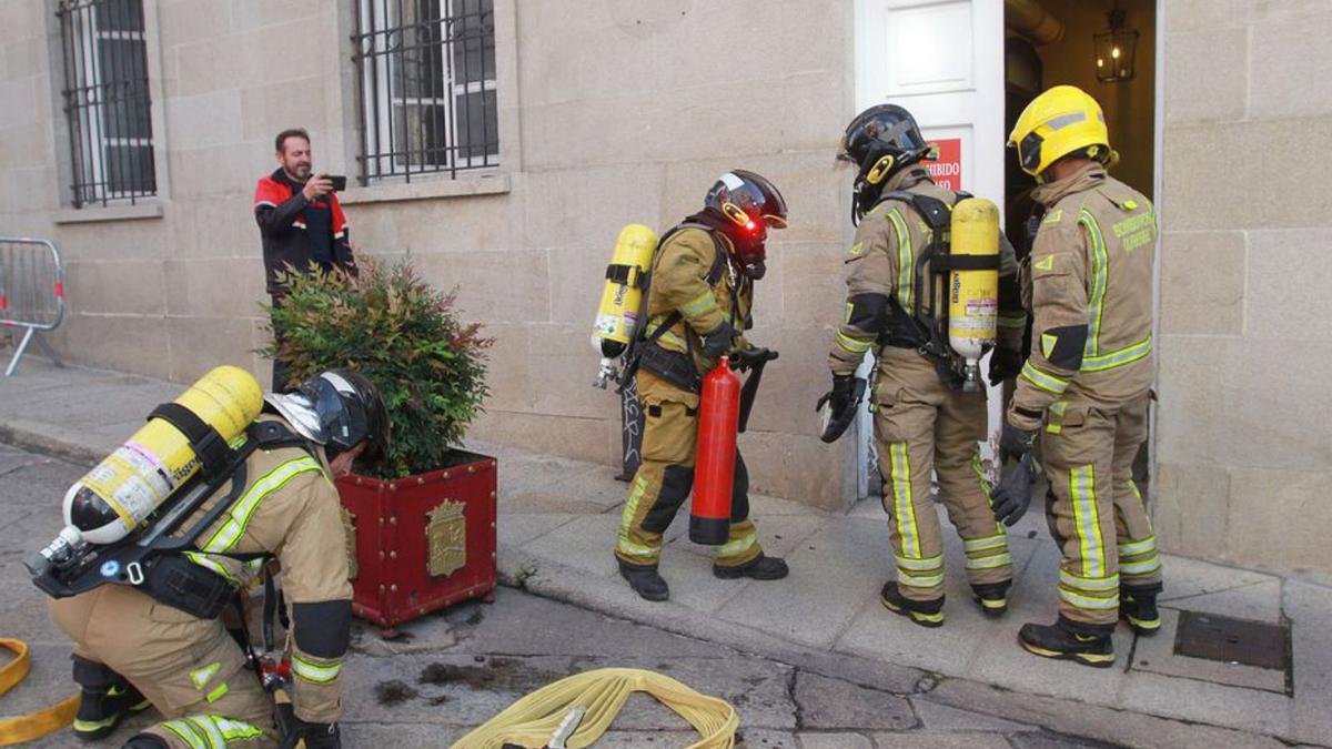 Los bomberos, durante la intervención.