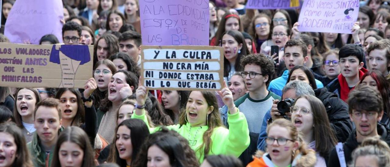 Cientos de jóvenes colorean Vigo de feminismo