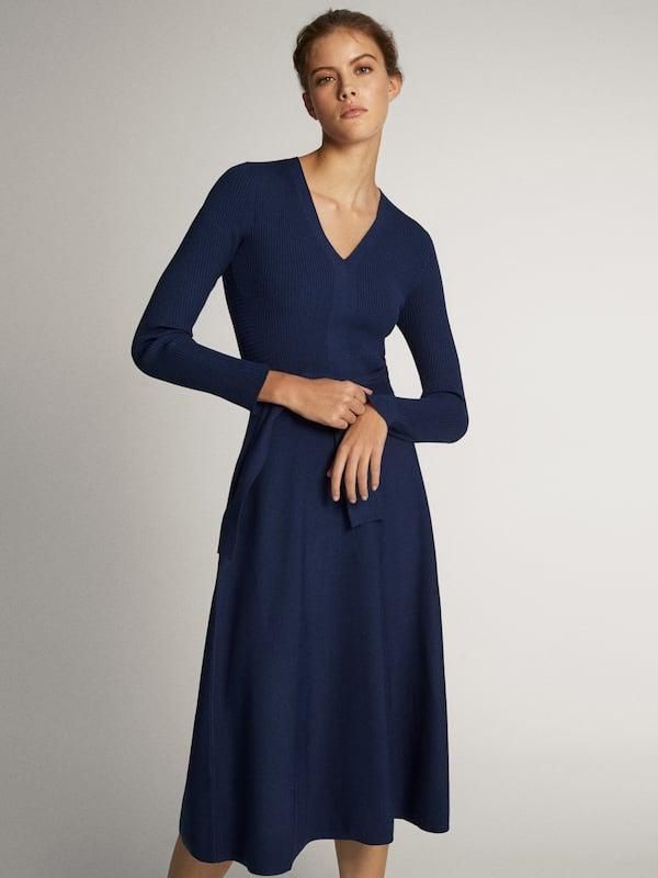 Así es el vestido de Massimo Duttiazul marino que se acaba de comprar la reina Letizia