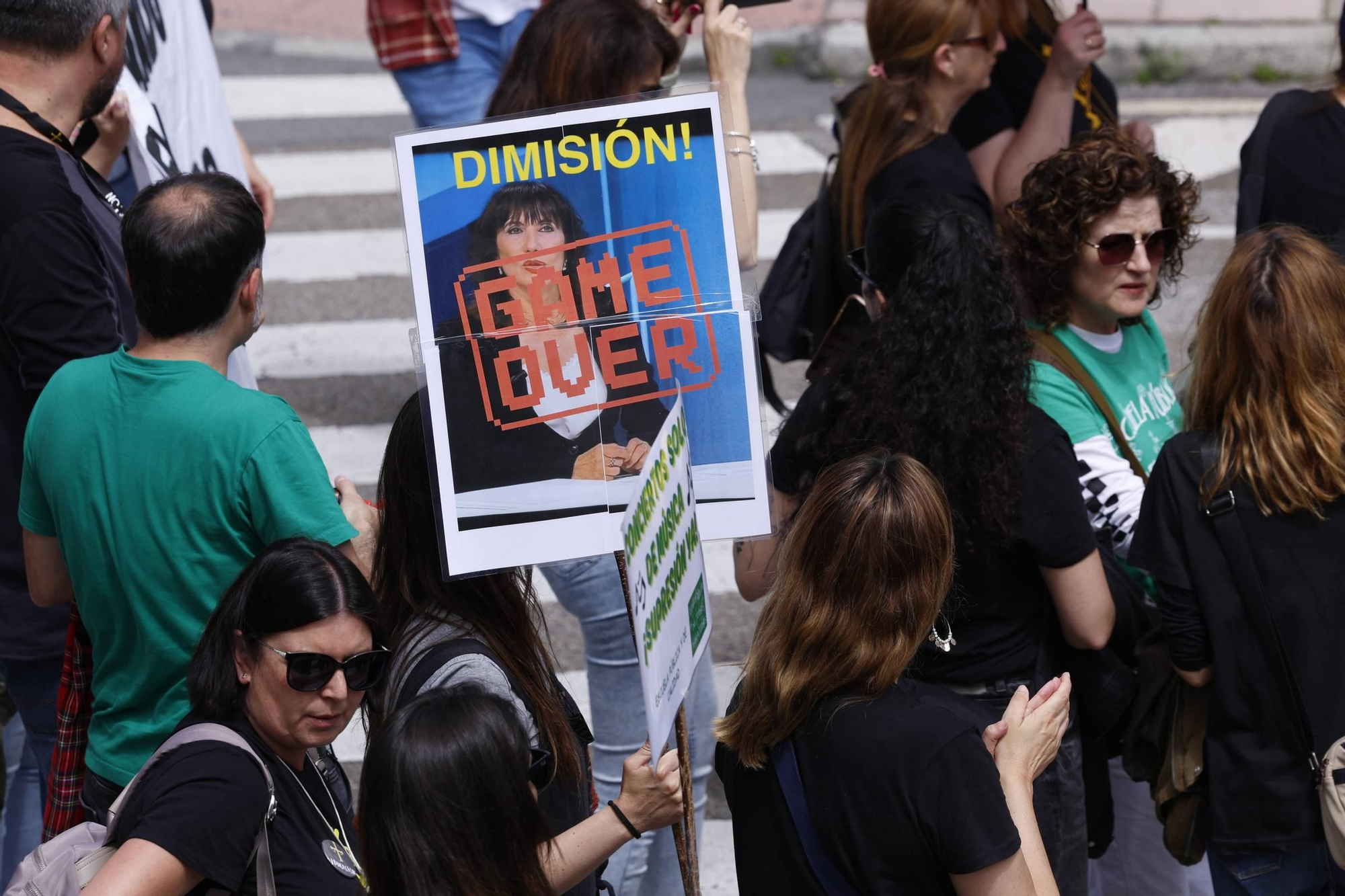 EN IMÁGENES: Cientos de profesores se manifiestan en Oviedo en la cuarta jornada de huelga