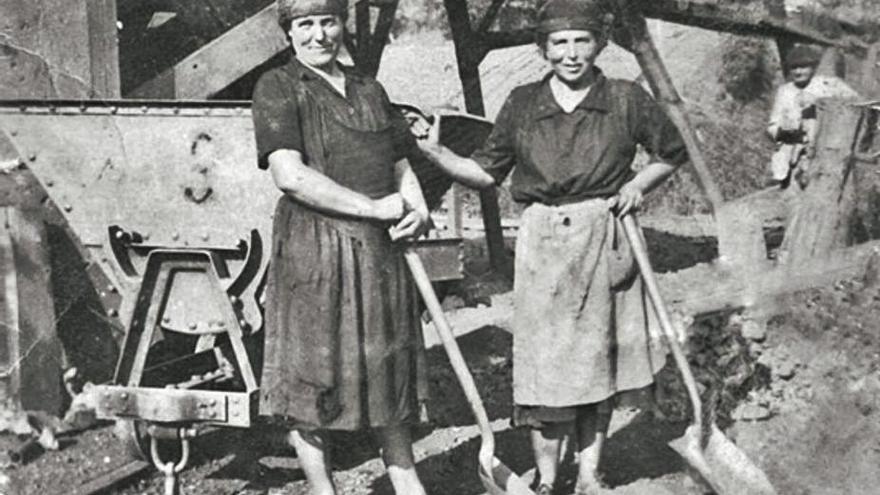 LAS HERMANAS COVADONGA Y PRIMA BUDI, EN EL ÁREA DE CARGA DE LAS INSTALACIONES DE LLUMERES HACIA 1949   