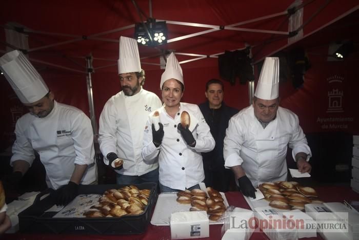 Degustación de monas y chocolate en la Plaza del Romea