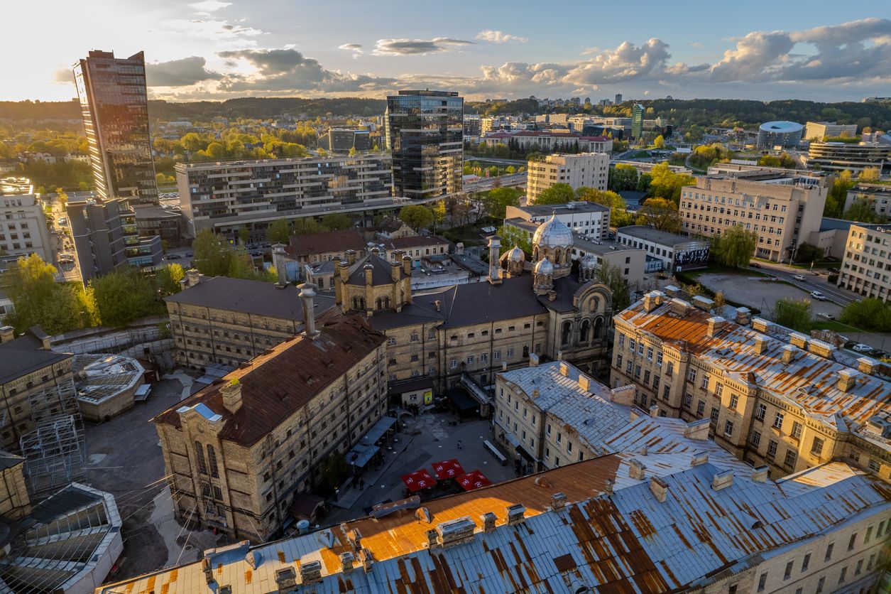 En el centro de la capital lituana, esta prisión aún sigue estremeciendo