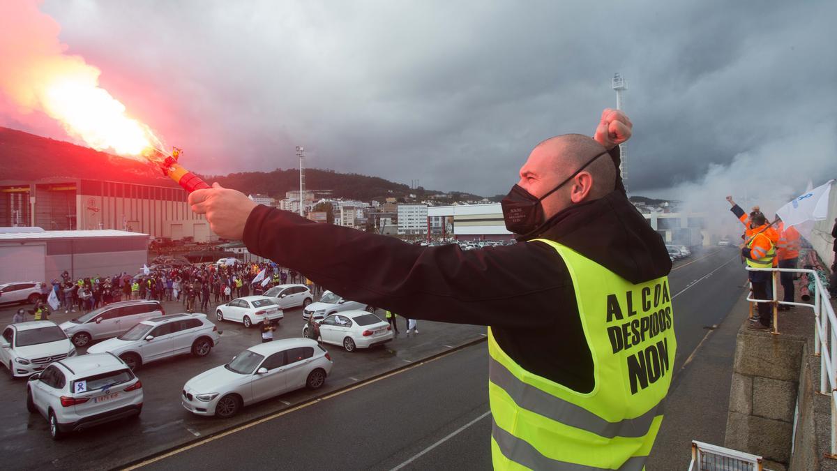 Mil vehículos en la caravana de Alcoa con el lema 'Enerxía solución'