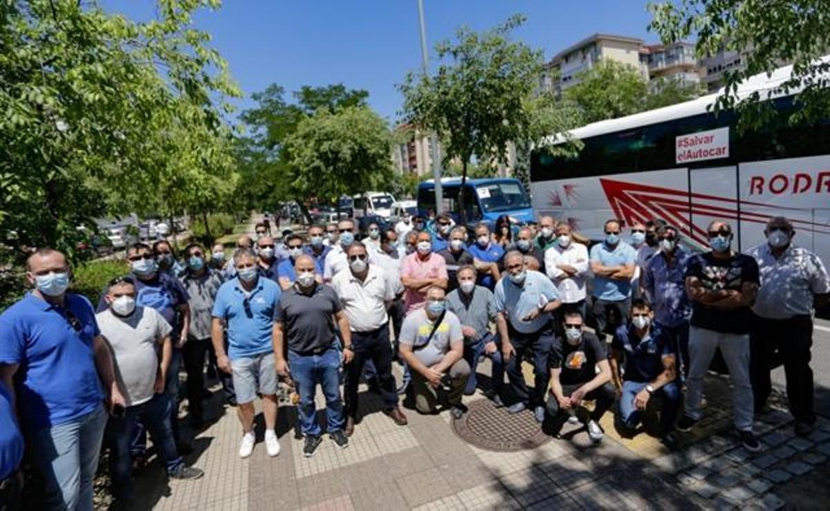 Los autobuses discrecionales piden un plan que les salve de la quiebra