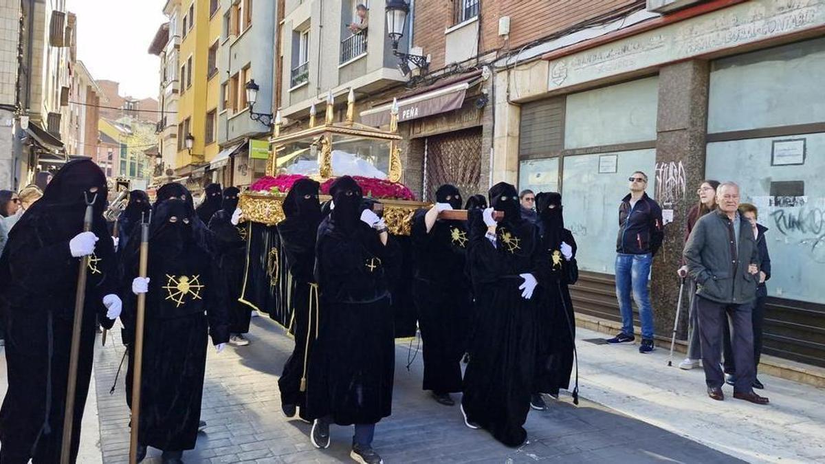 EN IMÁGENES: La procesión del Santo Entierro de Candás