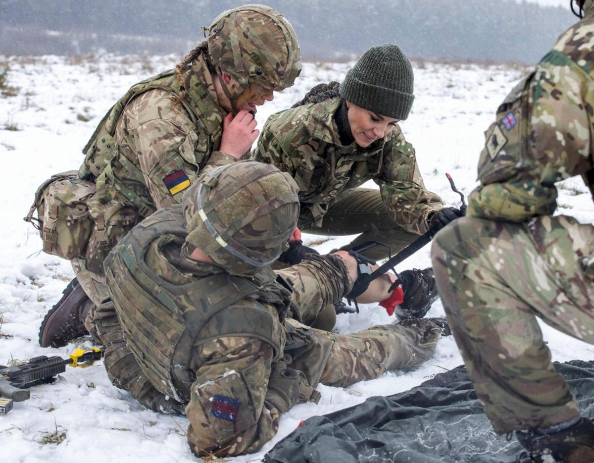 La Princesa de Gales, Catalina practica simulacros de soldados heridos durante su visita al 1er Batallón de Guardias Irlandeses en un ejercicio de entrenamiento cerca de Salisbury, sur de Inglaterra, el 8 de marzo de 2023