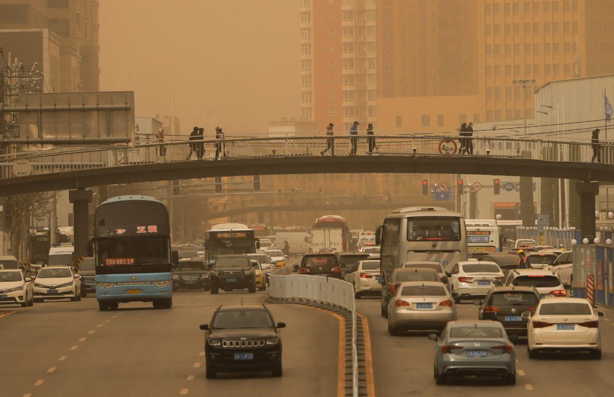 Las calles de Shenyang, en la provincia de Liaoning, durante una intensa tormenta de arena.