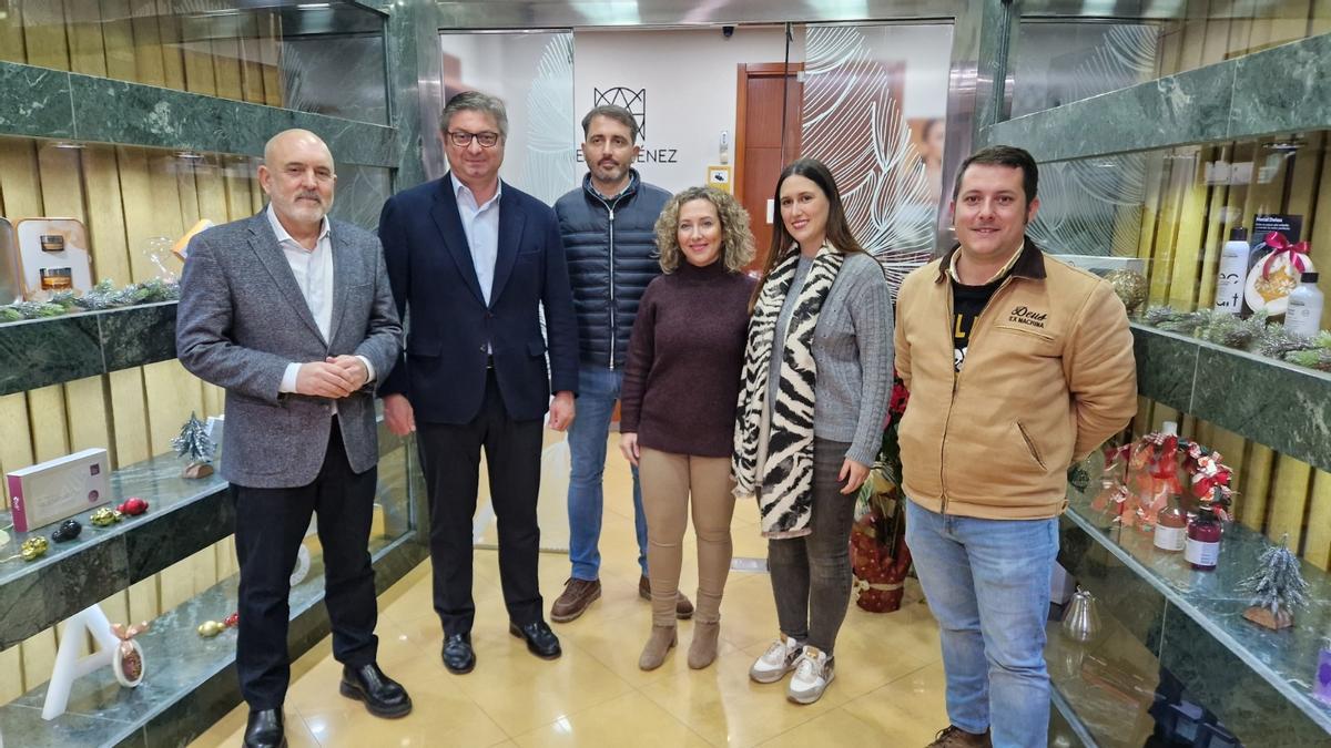 Gema Jiménez, acompañada por autoridades y representantes del comercio en la entrega del premio.