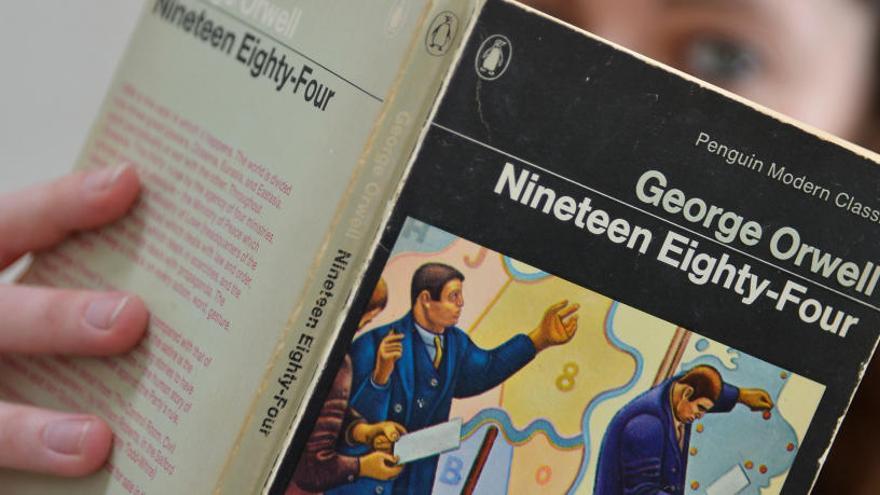 Una lectora con la novela &#039;1984&#039;.