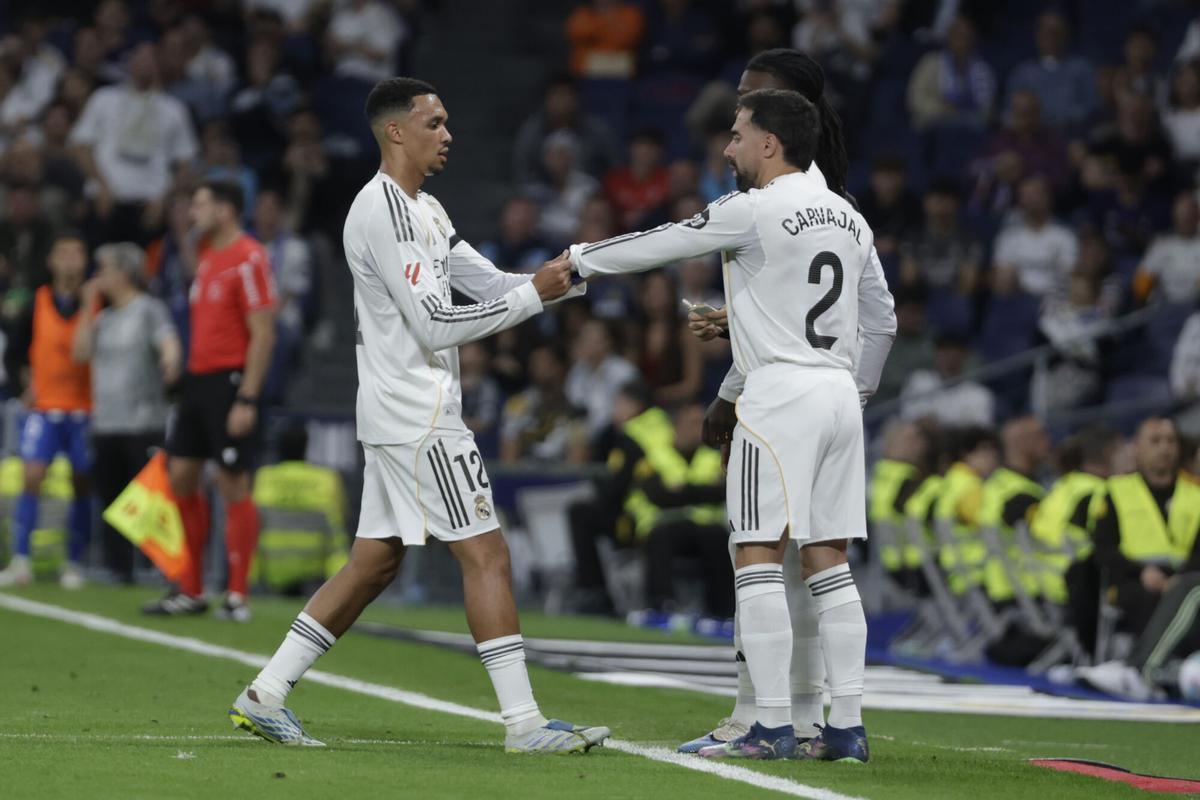 Alexander-Arnold y Cavrajal, en un encuentro con el Real Madrid