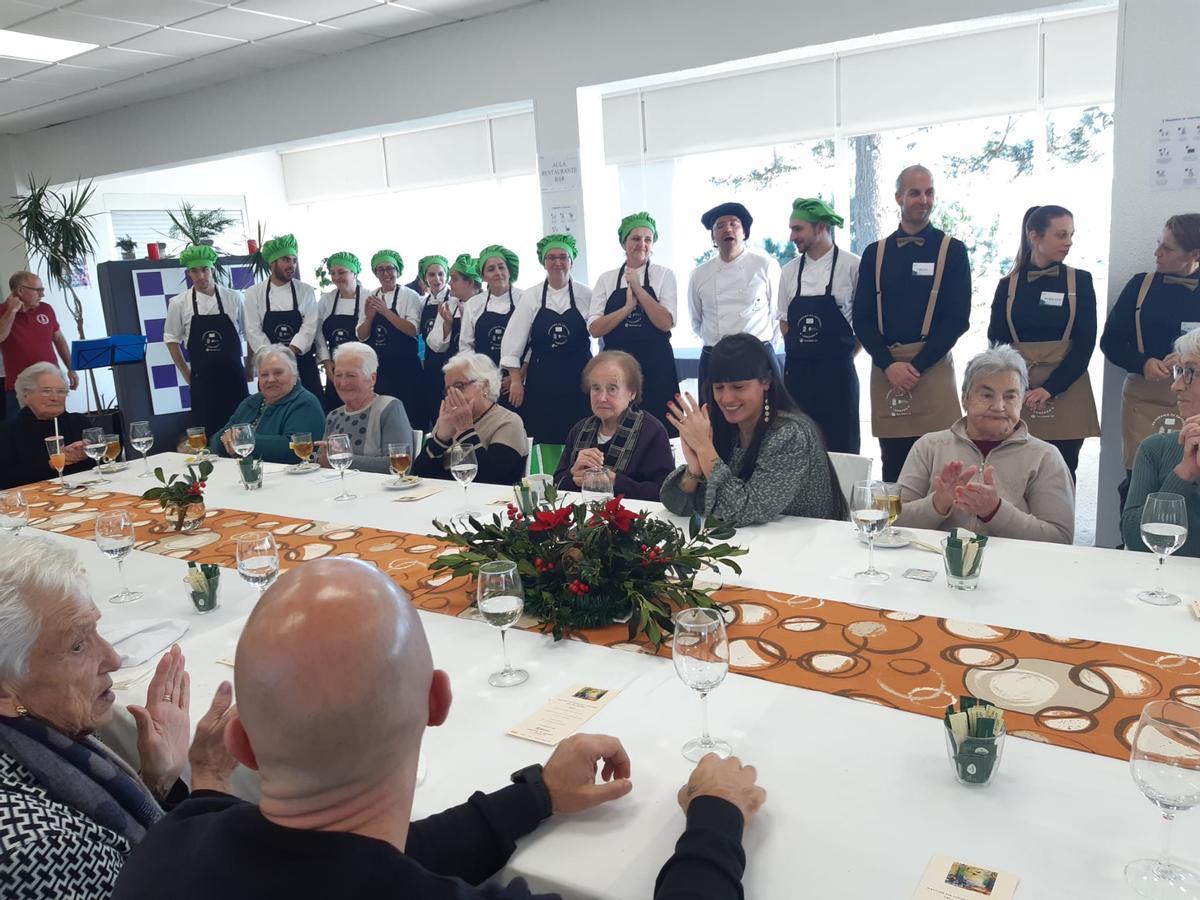 La visita de los usuarios del Vellos Tempos al Obradoiro da Lanzada.